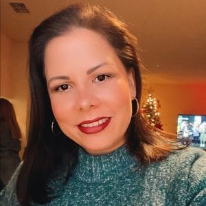 Meet your Posher, Adela